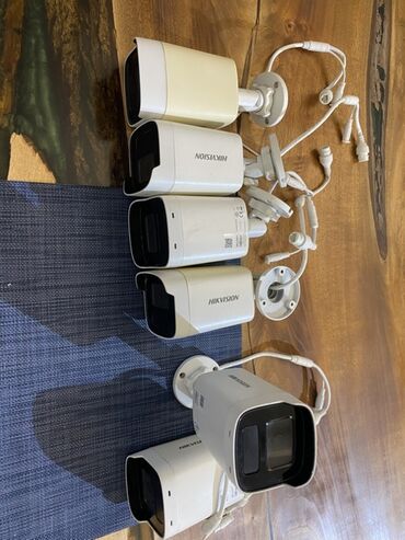 Ağ rəngdə Hikvision şəbəkə kamerası. Bu kamera dəsti ev, ofis və ya