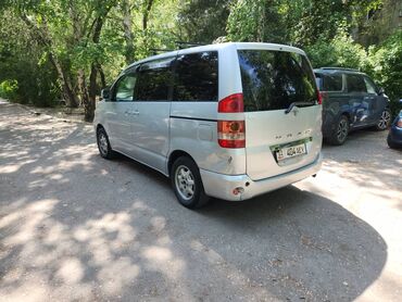 хорошая няня: Минивэн Toyota Noah серебристого цвета. Этот вместительный автомобиль