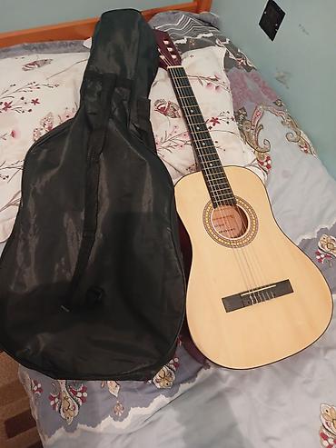 klassik gitara: Məhsul: Klassik akustik gitara + yumşaq çanta Təsvir: - 6 simli — 1
