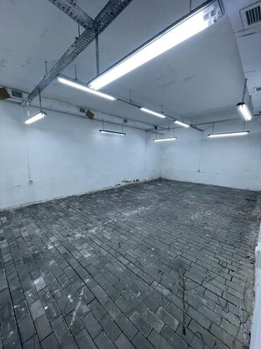 Kirayə qaraj: 236 nömrəli məktəbin qabağı. İşlək və mərkəzi küçədir. Yola baxır. Hər — 10