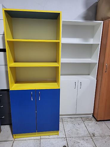 kitab skaflari: Ağ rəngli kitablıq/şkaf - Dizayn: Üst hissədə 3 açıq rəf, alt hissədə — 8