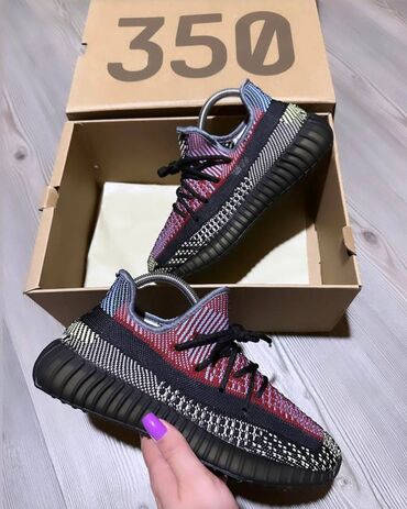 Patike: Adidas Yeezy Boost 350 patike A klasa

Novo.
Brojevi 36 do 46 — 19