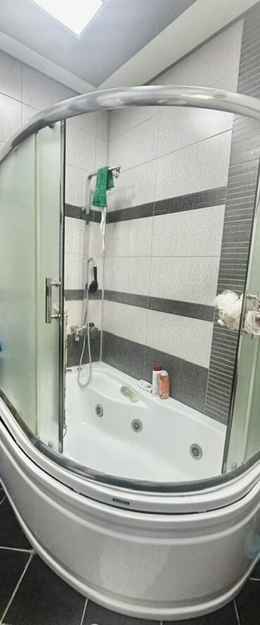 əllə çəkilmiş maşın şəkilləri: Hidromasajlı duş-kabina/vanna kombinə edilmiş model - Künc