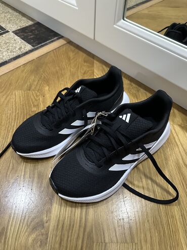 krosovkalar: Adidas, Размер: 38, цвет - Черный, Новый