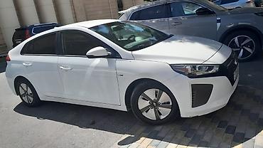 Другие автомобили: Ağ rəngli müasir sedan Xüsusiyyətlər: - Geniş və aerodinamik kuzov — 5