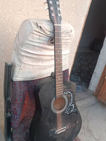 гитара 41: Ассаламу алейкум достор 
состояние отлично 
цена 3500 
ват;