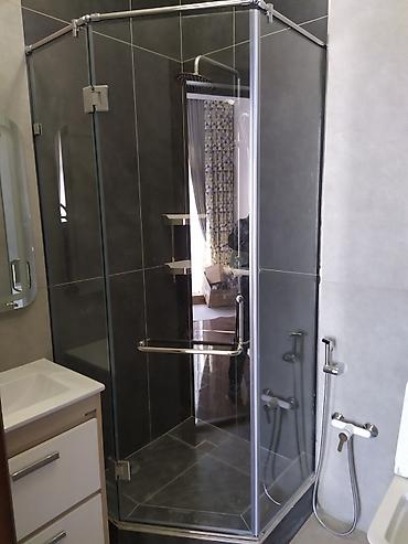 Душевые перегородки и ограждения: Душевая кабина, перегородка. душевая перегородка, закалённое стекло — 20