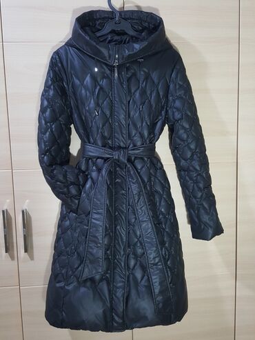 черная куртка зимняя: Пуховик женский теплый и длинный.
С капюшоном . Наполнитель - пух