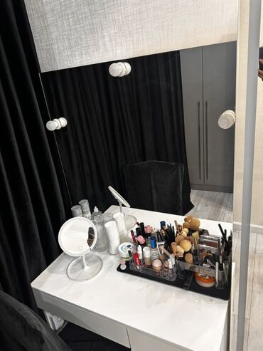 визажное кресло: Туалетный столик с большим зеркалом и подсветкой.заказывала для себя