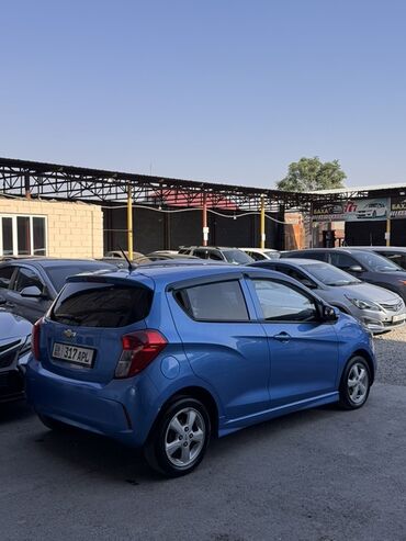 кредит на машину: Хэтчбек Chevrolet Spark синего цвета, оснащенный черным кожаным