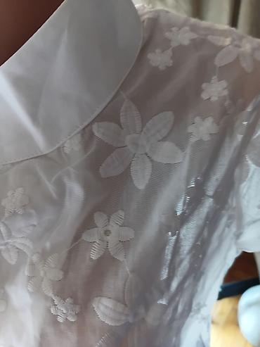 35: Bela ženska bluza sa kratkim rukavima i reljefnim cvetnim vezom po — 10