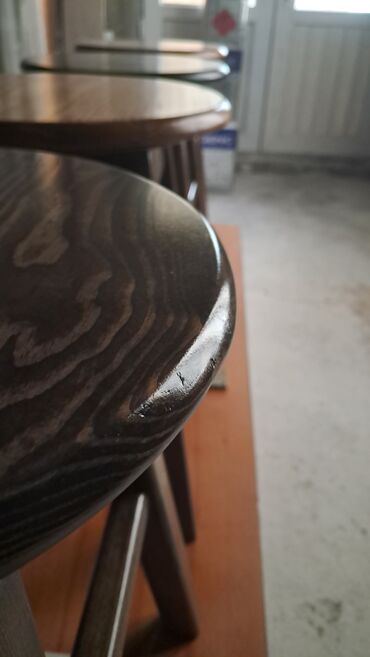 Taburetlər: Taxta taburetlər. Xüsusi zövq və keyfiyyətdə yıgılır. Əl işidir. Yük — 9