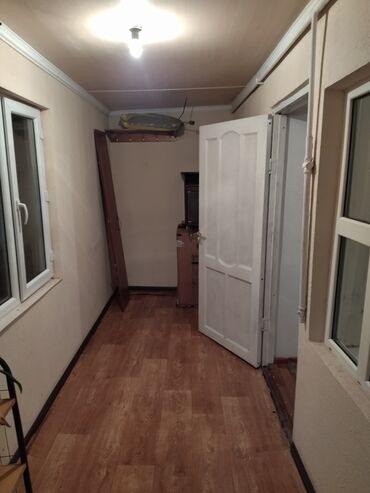70 м², 3 комнаты, Старый ремонт Кухонная мебель