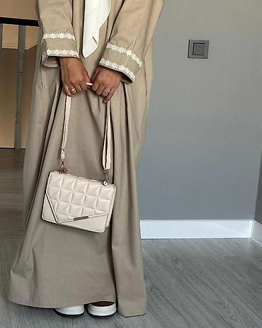 Повседневные платья: Платье-абайя в спокойном бежевом оттенке. - Свободный прямой крой с — 2