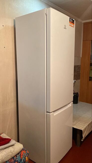 Муздаткычтар: Холодильник Indesit с нижней морозильной камерой - Классический белый