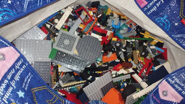 Детский мир: Лего 10кг срочно срочно там в коробке не менее 70 человечков из