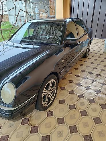 w210 oturacaq: Mercedes-Benz E-Sinif (W210) sedan - Kuzov: qara rəng, 4 qapı, geniş — 1