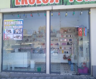 аренда помещений для ресторана: "Kosmetika və salon malları" mağazasının 2 vitrini arendaya verilir