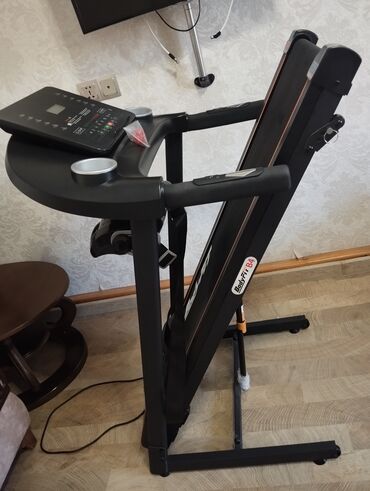 Перчатки: BodyFit brendindən olan bu qaçış zolağı evdə idman etmək üçün