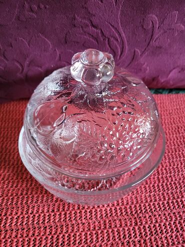 Ostalo posuđe: Bombonijera nova sa poklopcem,puno staklo. Visina. 12cm. Precnik — 6