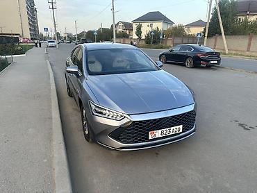 aion v plus: BYD Qin: 2023 г., 1.5 л, Гибрид, Седан — 2