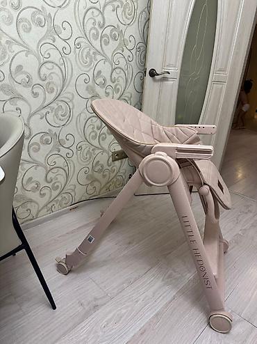 Стульчики для кормления: Стульчик для кормления в нейтральной цветовой гамме. Оснащен — 6