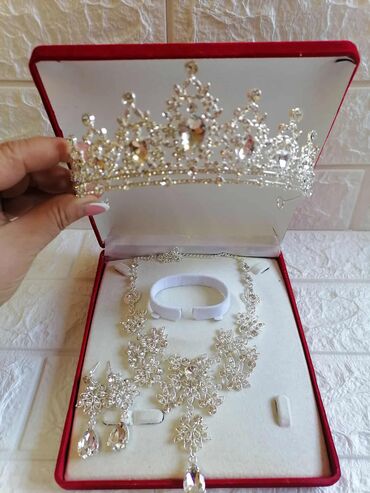kompleti pantalone i sako: Chanel, Set: Kruna, Minđuše, Narukvica, Materijal: Biser, Cirkon
