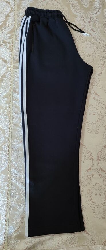 namaz qilmaq ucun paltarlar: Geyinilməyib. Ölçü L. Bel hissəsi rezinkalı+ipli. Zamoklu cibləri də
