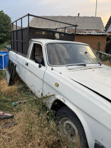 рация для фуры: Белый пикап "Волга" с двойной кабиной и усиленной грузовой платформой