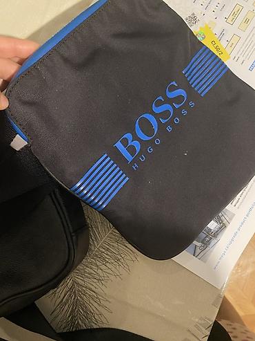 parca canta: HUGO BOSS “BOSS” brendli çiyin çantası - Rəng: qara, mavi detallarla — 1