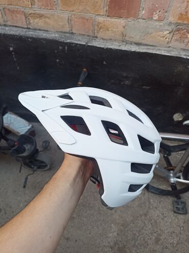 Велоаксессуары: Вело шлем новый, козырек снимается, размер L на голову обхват 58 см