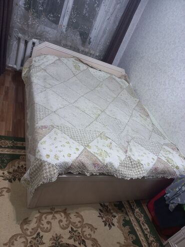 спальный гарнитур фирмы: Кровать двуспальная цвет бежевый, комод и шкаф угловой все за 5000 с