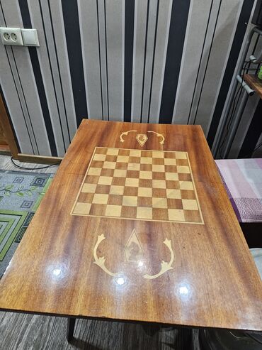 шахматный столик: Шахматный стол. СССР. 2500 сом. торг