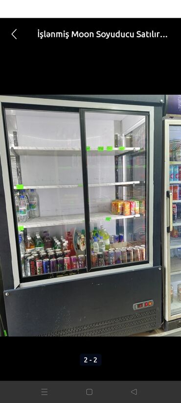 Soyuducu vitrinləri: Sürgülü şüşə qapıları olan, içərisində polad rəfləri olan Moon markalı