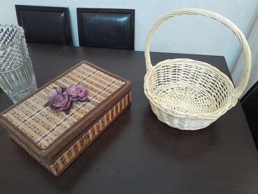 çorek qabi: Bu dəstə bambukdan hazırlanmış qutu və hörmə səbət daxildir. Qutu