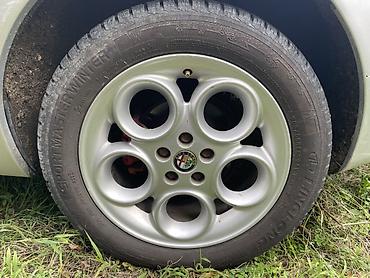 06a 133 317 a: Alu felne 5x98 R16 sa novim zimskim gumama dve su dok 35/25 dve 45/25 — 1