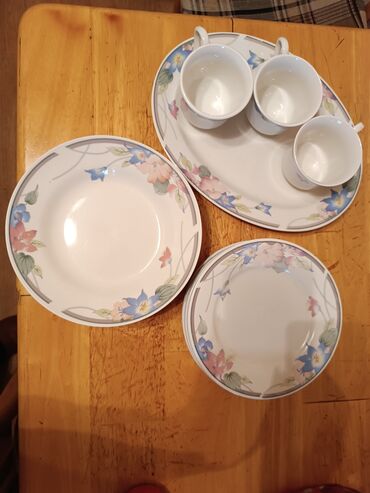 большие чашки: Продам остатки сервиза) 5 суповых тарелок, 7 для второго, 4 кружечки