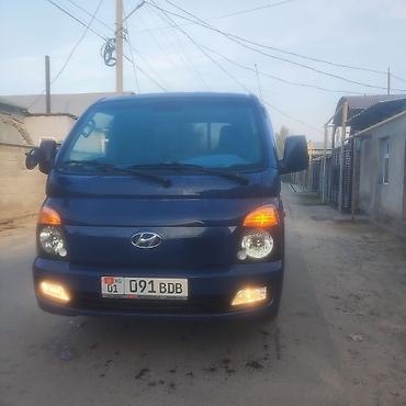 кемпинг дом на колесах: Hyundai Porter II — компактный бортовой грузовичок синего цвета — 1