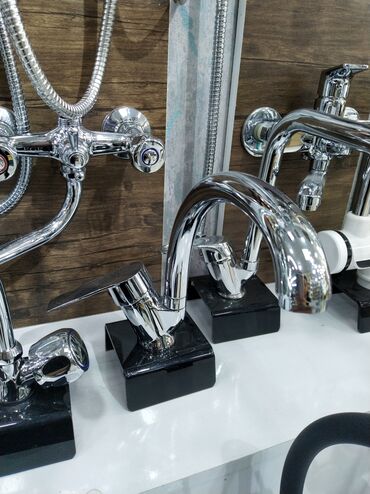 hamam ucun dolab: Xromlu lavabo qarışdırıcısı (su kranı) - Material: parlaq xrom