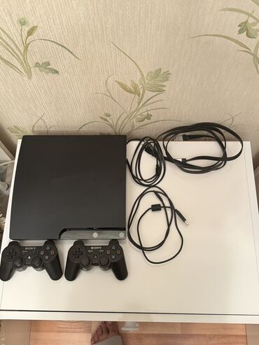 PS3 (Sony PlayStation 3): Hec bir problemi yoxdur. 320GB yaddasi var. 15 dene oyun var. 2 eder