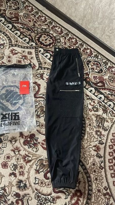 где можно продать старые вещи в бишкеке: Мужские брюки, L (EU 40), Li-Ning, Новый, цвет - Черный, Самовывоз, Платная доставка