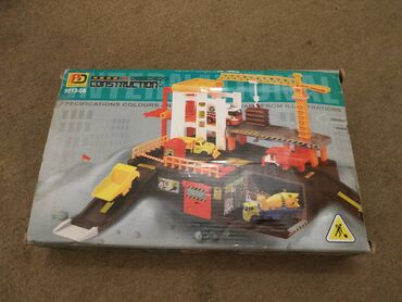 Igračke: Prodajem rasklopivu javnu garazu, u dobrom stanju, velicine 27 x — 8