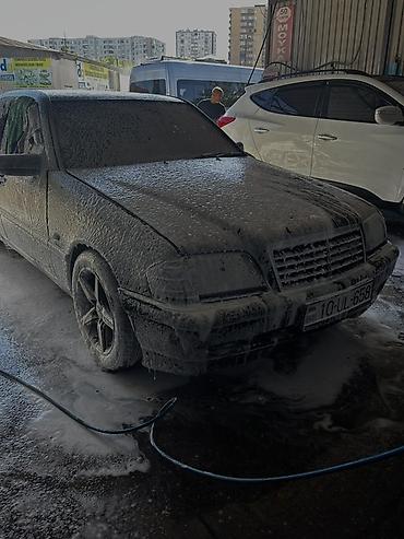 mercedes şəkilləri: Mercedes-Benz C‑Class (W202) sedan – qara rəng. Xüsusiyyətlər: - — 3