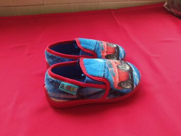 Детская обувь: Тапочки тёплые производство Турция,б/у,почти не носили.Размер 24.Цена