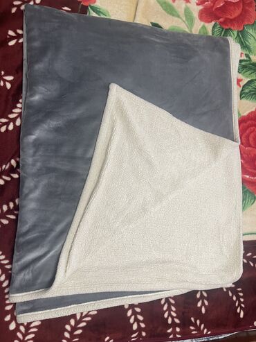 подушки и одеяла: Продаю плед полуторку, расцветка красивая темный антрацит и теплый