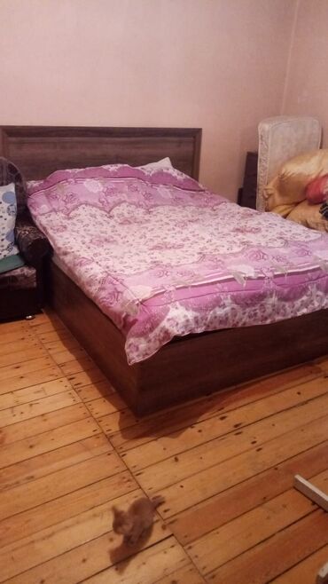 Mətbəx mebeli: Taxt satilir 180azn.Matras var.Bazalidi problemi yoxdu.Unvan