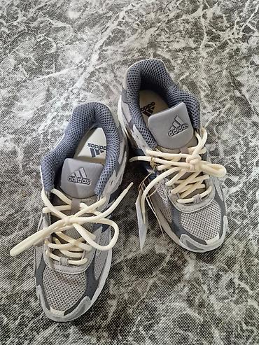 повседневная: Кроссовки adidas (серо‑белые) - Классический беговой силуэт с — 2
