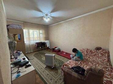 срочно продаётся 1 комнатная квартира в районе ошского рынка по улице молодая гвардия токтогула: 1 бөлмө, 38 кв. м, 105-серия, 3 кабат