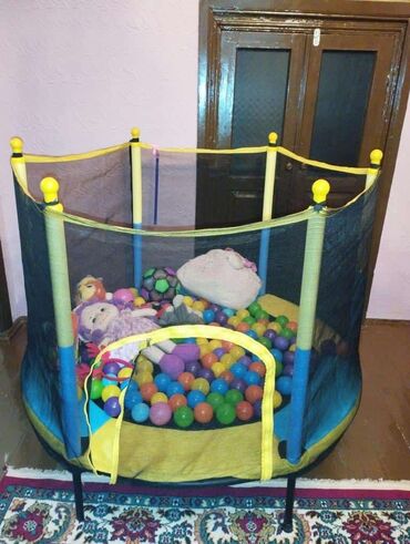 batut satilir: Batut satilir.2 aydir alinib.Usaq icinde oynamir deye satilir. Toplar