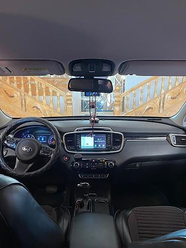 masın satısı: Kia Sorento – qara rəngdə, zərif və praktik SUV. Əsas xüsusiyyətlər — 7
